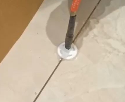 南华瓷砖空鼓维修公司专业解答瓷砖在铺贴过程中，如果没有涂抹均匀到位的粘结材料（如水泥砂浆或瓷砖胶），可能会导致以下问题