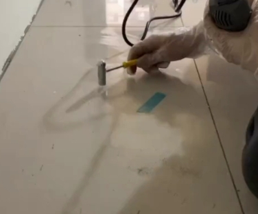 南华瓷砖开裂维修公司专业分享瓷砖在铺贴前如果没有沥干水分，将会导致以下问题